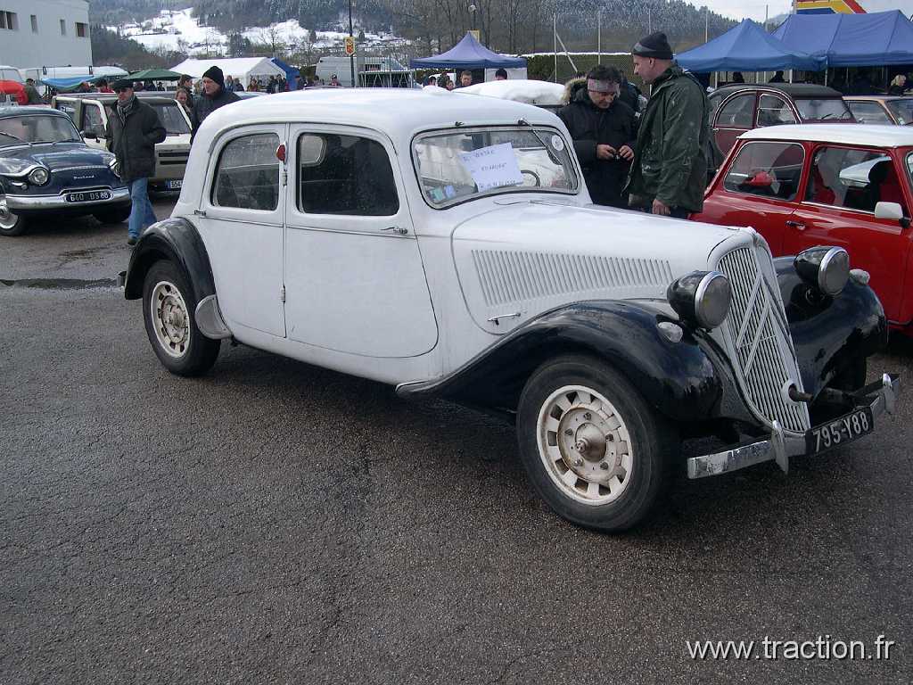 2008_03_23 Vagney 17.jpg - 22/03/2008 - 88120 VAGNEY 22ème Bourse d'échanges Voitures et Motos anciennes, une Citroën Traction Avant type 11BL avec roues Pilote